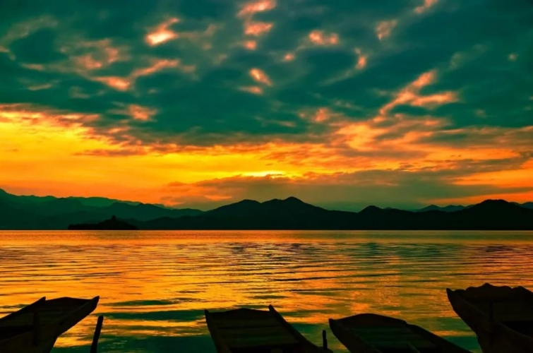 在泸沽湖，我见到了此生最美的日落…… (2).jpg