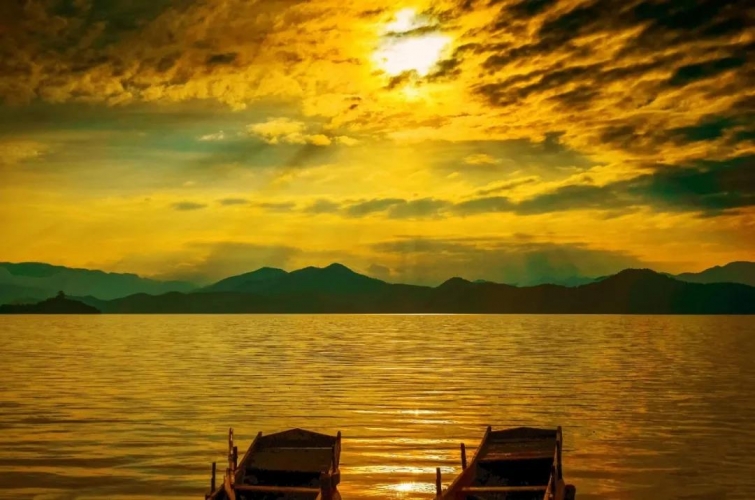 在泸沽湖，我见到了此生最美的日落…… (1).jpg