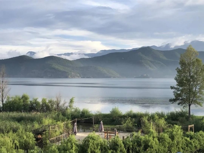 看一看泸沽湖的蓝天和碧海，你就会融化在阳光里 (3).jpg