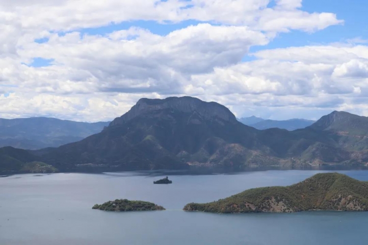 泸沽湖的山水太惊艳了，绝美的景色铺天盖地！ (1).jpg