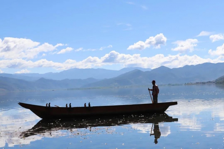 泸沽湖的山水太惊艳了，绝美的景色铺天盖地！ (3).jpg