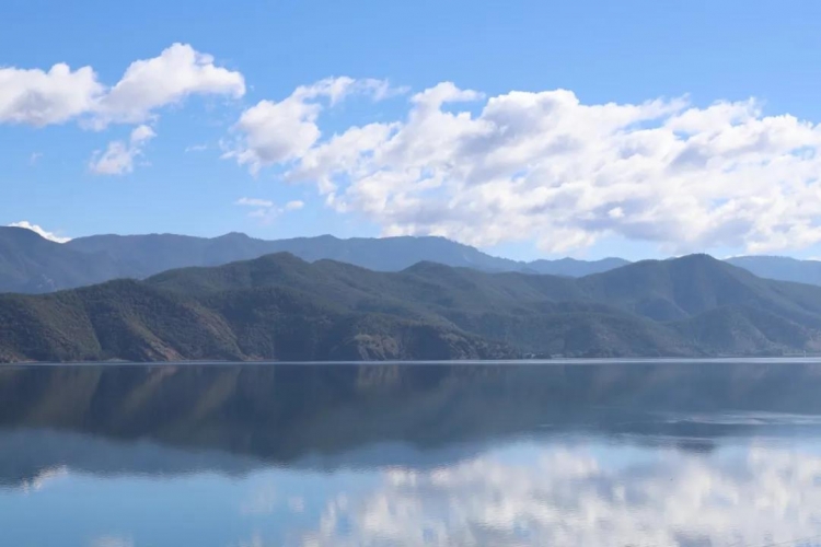 泸沽湖的山水太惊艳了，绝美的景色铺天盖地！ (2).jpg