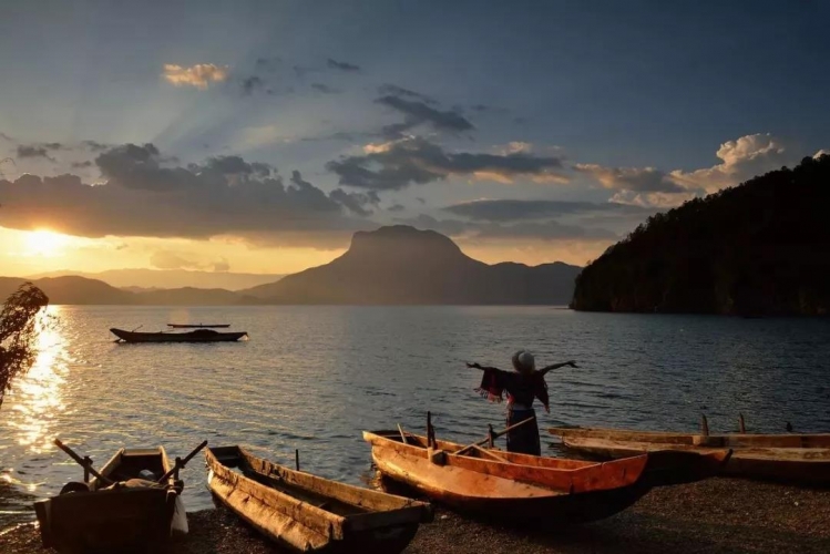 你等到那个人了吗？一起去泸沽湖划船看美景 (16).jpg