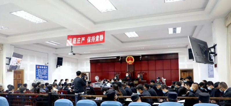 玉龙县首起涉黑案件公开审理，52名被告人出庭受审.jpg