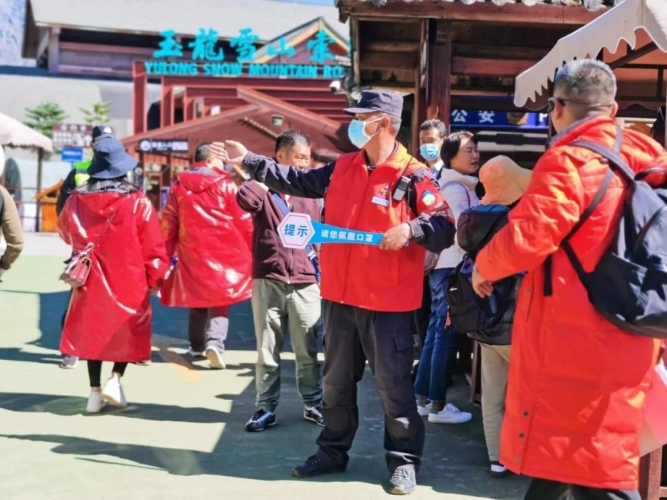 温州女孩游玩时把手机弄丢，雪山工作人员在海拔4680米找到手机 (1).jpg