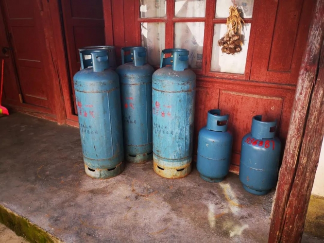 丽江这一黑燃气窝点，共160瓶非法燃气 (2).jpg