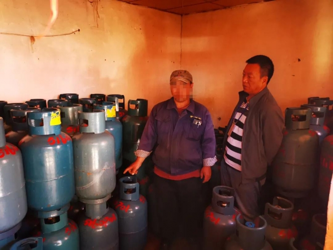 丽江这一黑燃气窝点，共160瓶非法燃气 (1).jpg