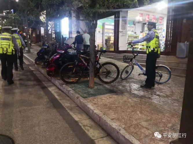 丽江交警采用 “加减乘除”工作法，提升游客交通出行满意度和幸福感 (3).jpg