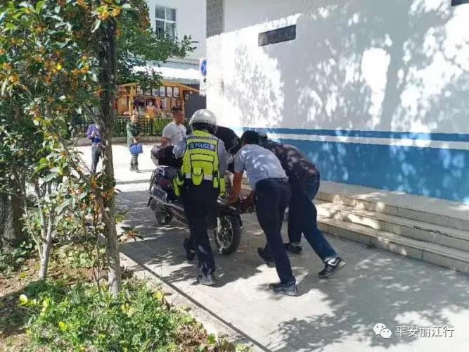 丽江交警采用 “加减乘除”工作法，提升游客交通出行满意度和幸福感 (2).jpg