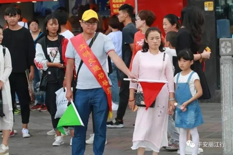 丽江交警采用 “加减乘除”工作法，提升游客交通出行满意度和幸福感 (8).jpg