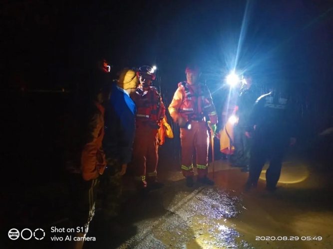 山洪！村庄被淹了，民警经两个多小时将受灾群众转移至安全地带 (3).jpg