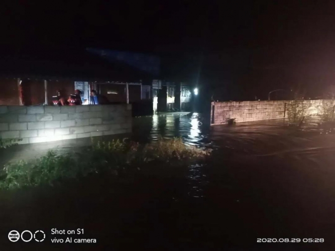 山洪！村庄被淹了，民警经两个多小时将受灾群众转移至安全地带 (6).jpg