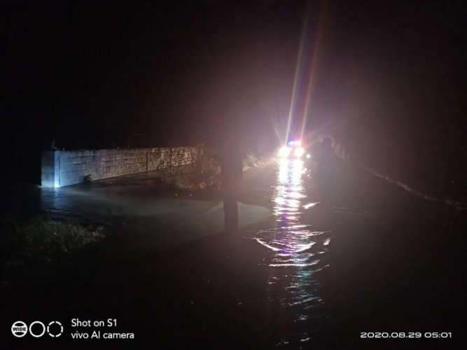 山洪！村庄被淹了，民警经两个多小时将受灾群众转移至安全地带 (7).jpg