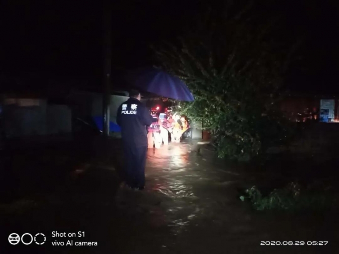 山洪！村庄被淹了，民警经两个多小时将受灾群众转移至安全地带 (1).jpg