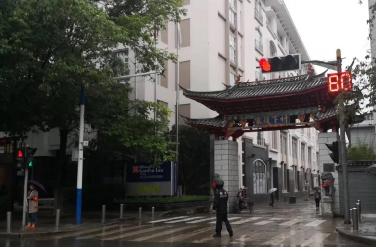 暖心！下雨天执勤人员全身湿透，路人小哥向执勤交警送出自己的伞 (2).jpg