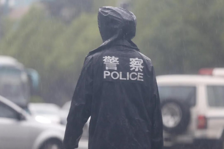 暖心！下雨天执勤人员全身湿透，路人小哥向执勤交警送出自己的伞 (4).jpg