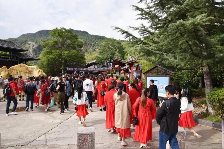 观音峡景区迎来千人旅游团，疫情防控不松懈！.jpg