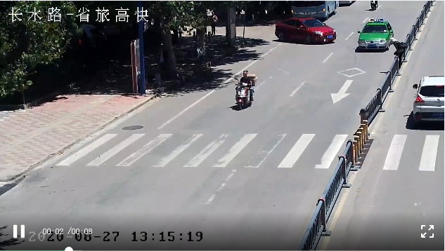 不走寻常路！行人翻越隔离栏，交警已在行动 (1).png