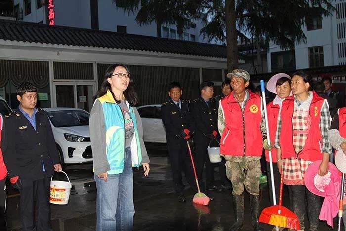 东起三家村西至阿丹阁 昨晚祥和街道50名志愿者出动大扫除……2.jpg