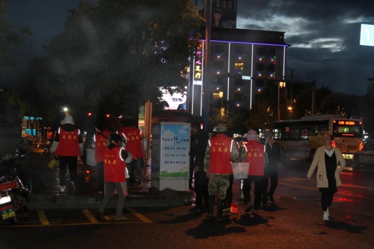 东起三家村西至阿丹阁 昨晚祥和街道50名志愿者出动大扫除……3.jpg