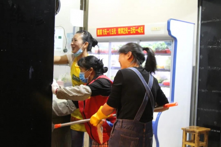 东起三家村西至阿丹阁 昨晚祥和街道50名志愿者出动大扫除……4.jpg