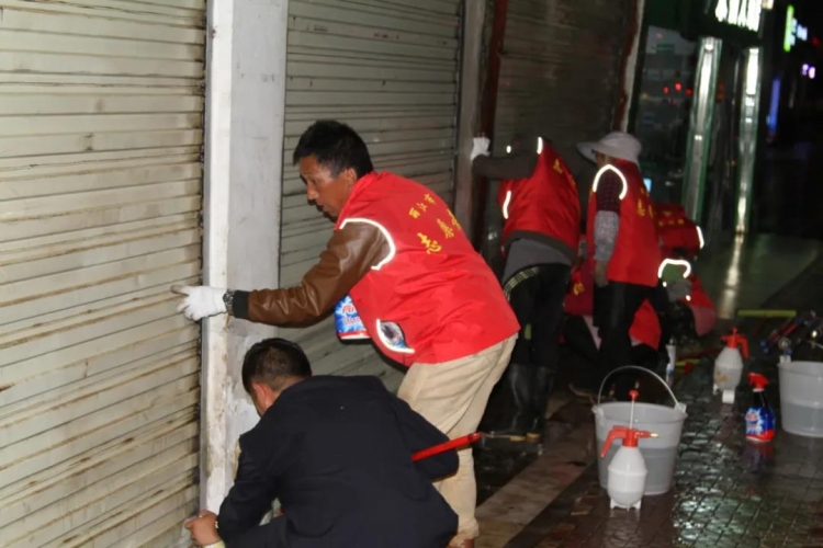 东起三家村西至阿丹阁 昨晚祥和街道50名志愿者出动大扫除……5.jpg