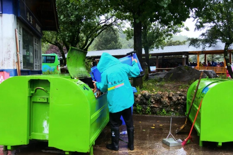 助推文明城市创建，玉龙雪山环境卫生管理所持续发力4.jpg