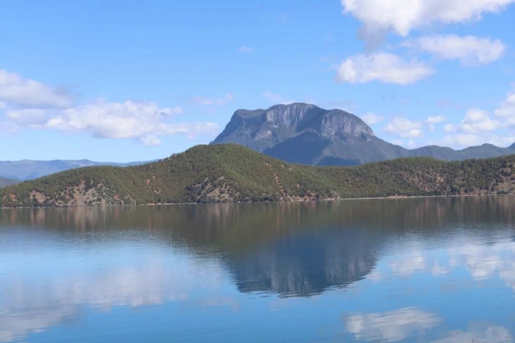 泸沽湖的四季，在猪槽船划过的碧波里打开！ (2).jpg