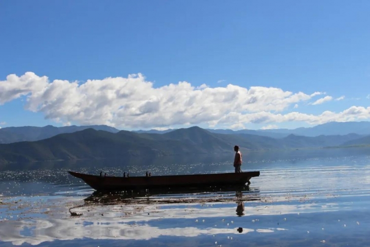 泸沽湖的四季，在猪槽船划过的碧波里打开！ (1).jpg