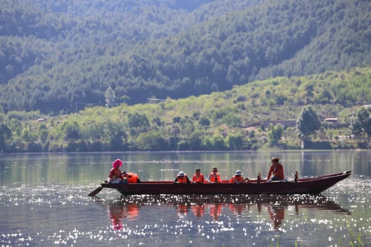 泸沽湖的四季，在猪槽船划过的碧波里打开！ (3).jpg