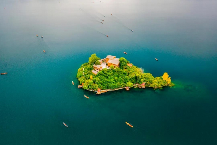 山青水绿，微波荡漾.... (1).jpg