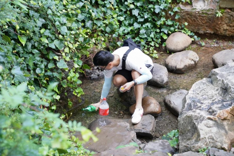 喜！丽江黑龙潭公园出水量增大，市民游客取水忙2.jpg