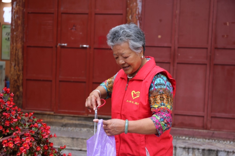 创建文明城市没有旁观者，76岁奶奶也加入丽江古城志愿服务 (8).jpg