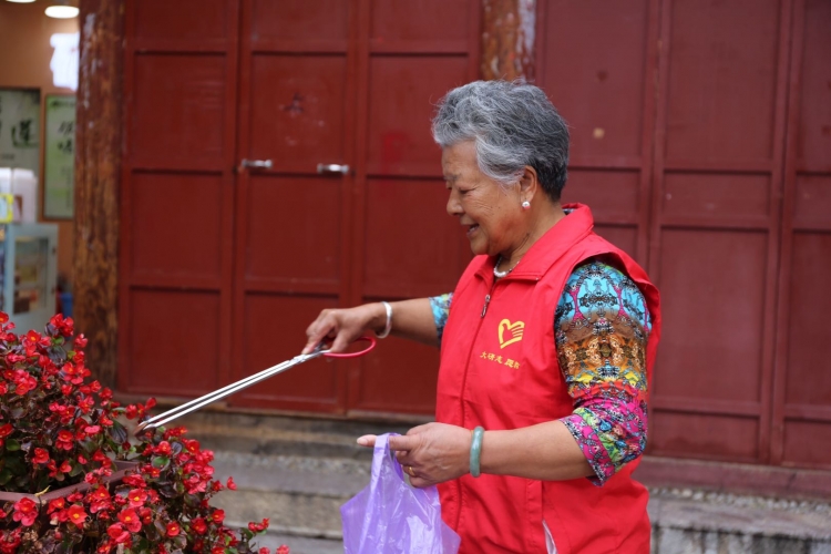 创建文明城市没有旁观者，76岁奶奶也加入丽江古城志愿服务 (1).jpg