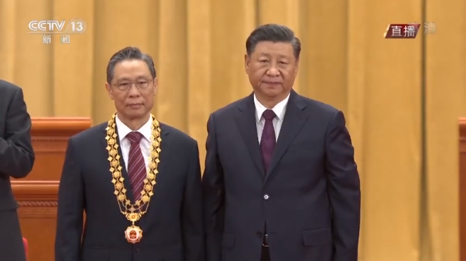 习近平颁授勋章奖章 以国之名 致敬抗疫英雄.png