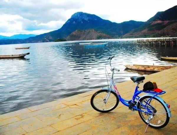 在泸沽湖的美景里，体验骑行的快乐！2.jpg