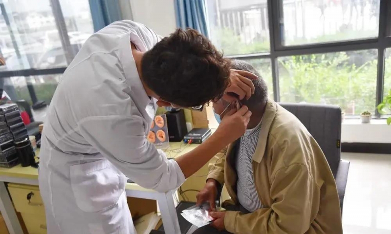 古城区90名听力残疾人免费获配助听器 (1).jpg