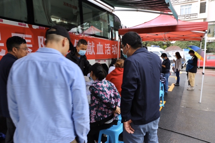 50余名救死扶伤的医务人员带头献血七千毫升为生命“加油” (2).JPG