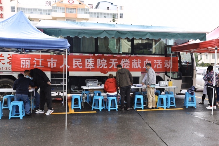 50余名救死扶伤的医务人员带头献血七千毫升为生命“加油” (3).JPG