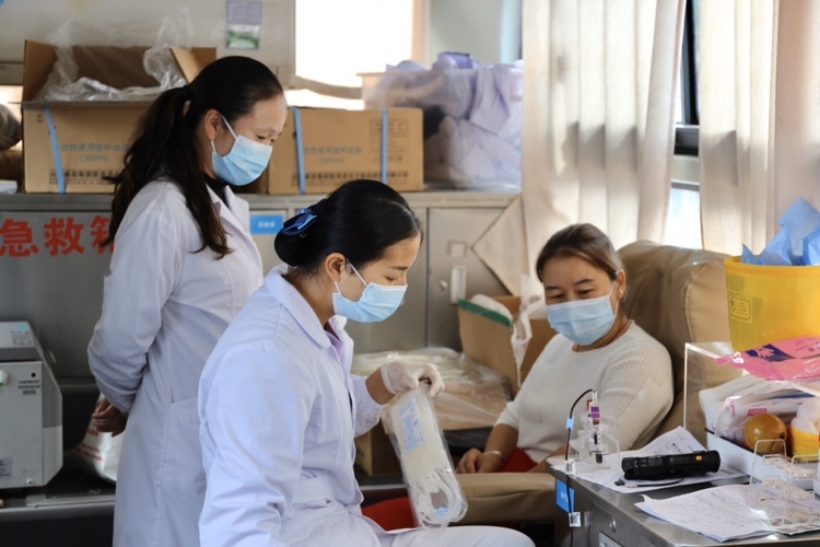 50余名救死扶伤的医务人员带头献血七千毫升为生命“加油” (1).JPG