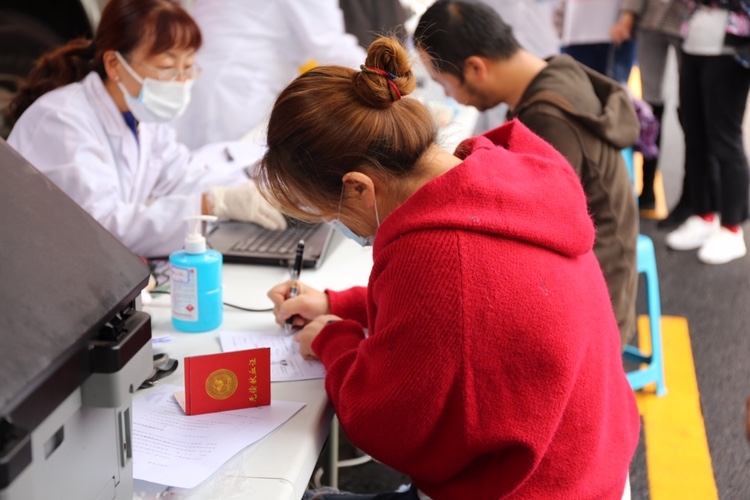 50余名救死扶伤的医务人员带头献血七千毫升为生命“加油” (4).JPG