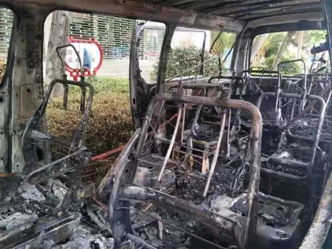 今早 一辆老旧面包车街头起火，车辆烧得只剩一副车架 (1).jpg