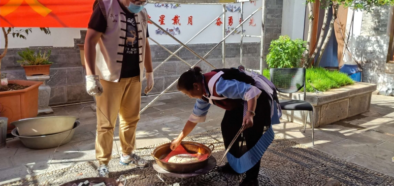 和美大研 情系中秋，一千多个“班涛”大月饼 最纯正的纳西味道 (2).jpg