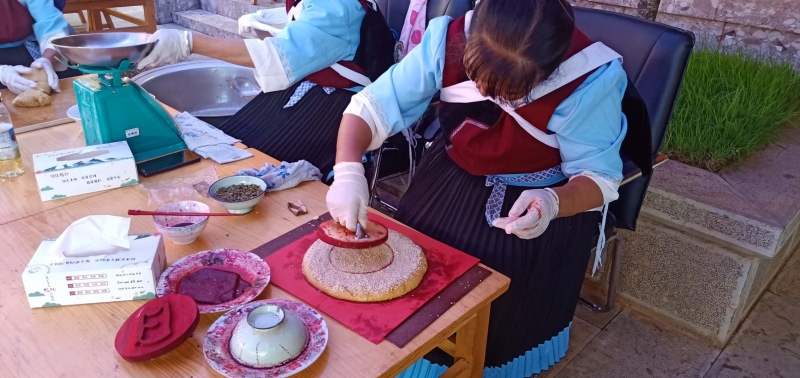 和美大研 情系中秋，一千多个“班涛”大月饼 最纯正的纳西味道 (5).jpg