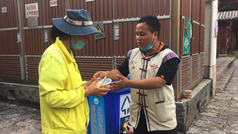 丽江古城这样为祖国庆生，94岁老党员也来一碗长寿面 (1).jpg