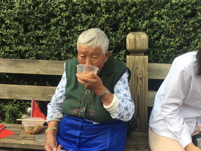 丽江古城这样为祖国庆生，94岁老党员也来一碗长寿面 (3).jpg