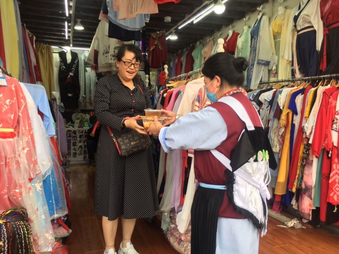 丽江古城这样为祖国庆生，94岁老党员也来一碗长寿面 (2).jpg