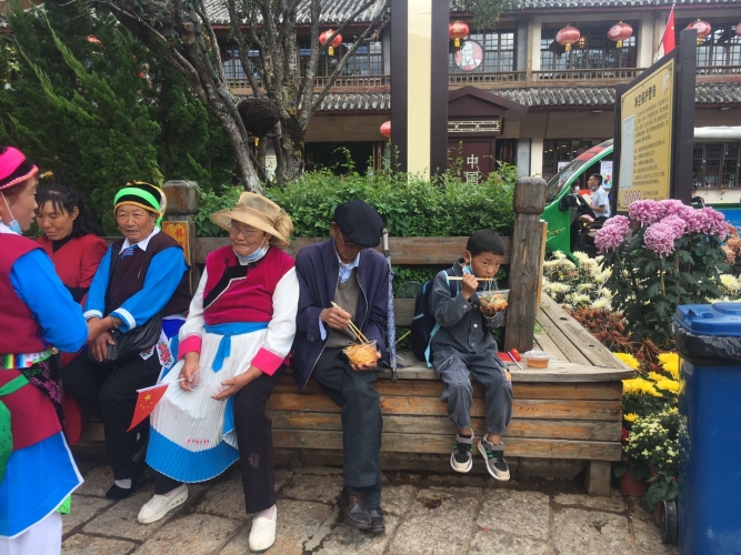 丽江古城这样为祖国庆生，94岁老党员也来一碗长寿面 (5).jpg
