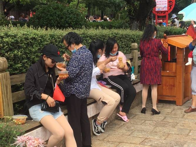 丽江古城这样为祖国庆生，94岁老党员也来一碗长寿面 (6).jpg