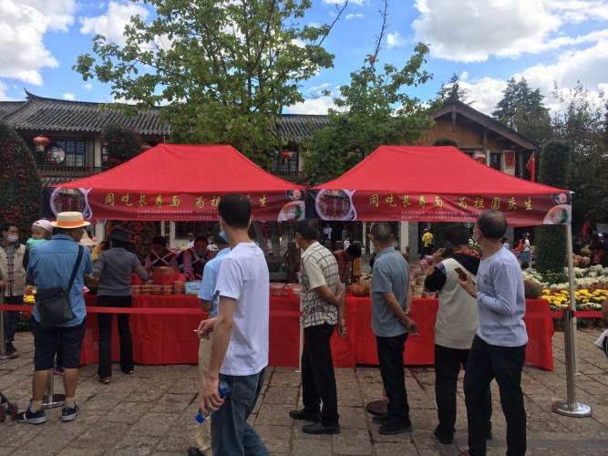 丽江古城这样为祖国庆生，94岁老党员也来一碗长寿面 (8).jpg